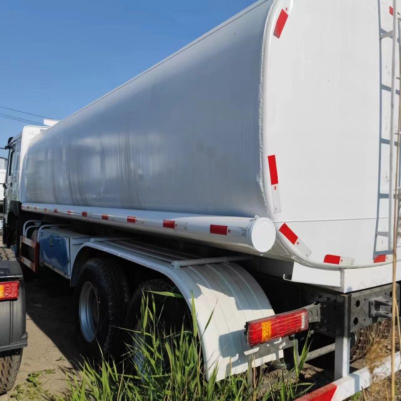 Sinotruk Howo 371 πετρελαϊκό φορτηγό δεξαμενόπλοιο 2000L 8x4 Δεύτερο χέρι για παράδοση καυσίμου