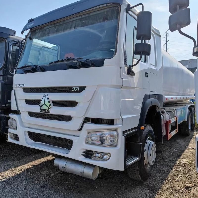 Sinotruk Howo 371 πετρελαϊκό φορτηγό δεξαμενόπλοιο 2000L 8x4 Δεύτερο χέρι για παράδοση καυσίμου