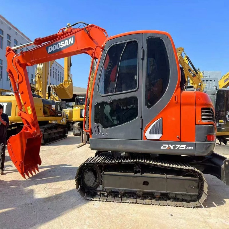 Μεταχειρισμένος κάδος Doosan DX75 Compact Versatile Mini Μεταχειρισμένος 39,7 kw 0,28 m3