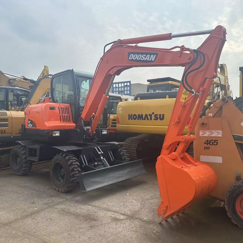 Χρησιμοποιούμενος εξορυκτής Doosan DX60W μεταχειρισμένος εξορυκτής μικρών τροχών 6 τόνων