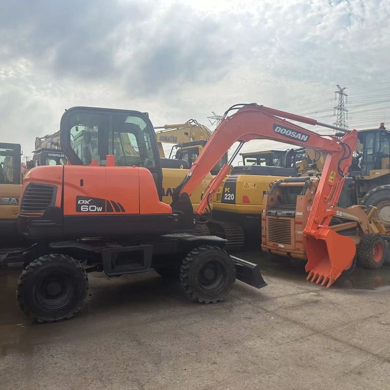 Χρησιμοποιούμενος εξορυκτής Doosan DX60W μεταχειρισμένος εξορυκτής μικρών τροχών 6 τόνων