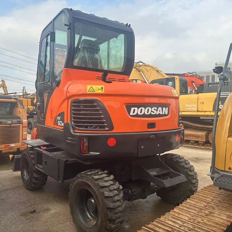 Χρησιμοποιούμενος εξορυκτής Doosan DX60W μεταχειρισμένος εξορυκτής μικρών τροχών 6 τόνων