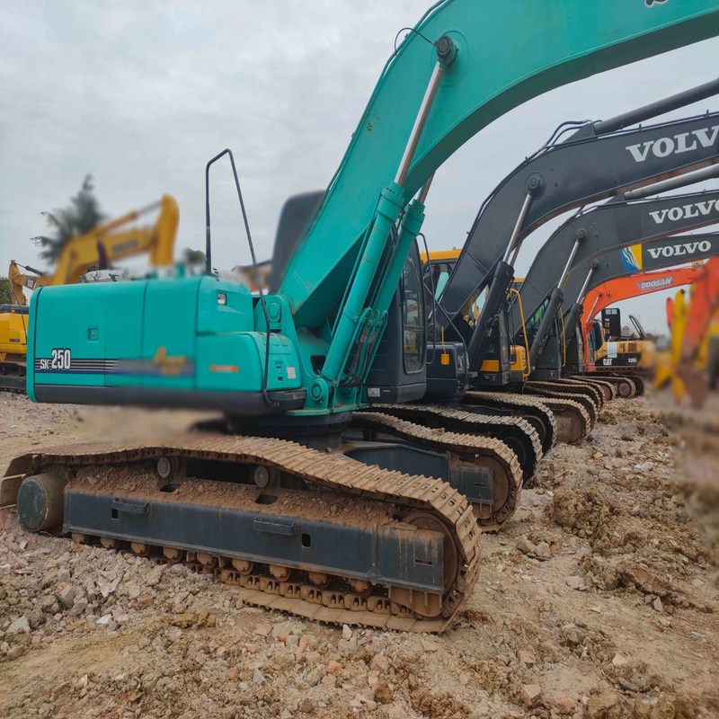 Χρησιμοποιούμενος Kobelco Digger SK250-8 μεταχειρισμένος εξορυκτής 25 τόνων μεσαίου τύπου 131kw