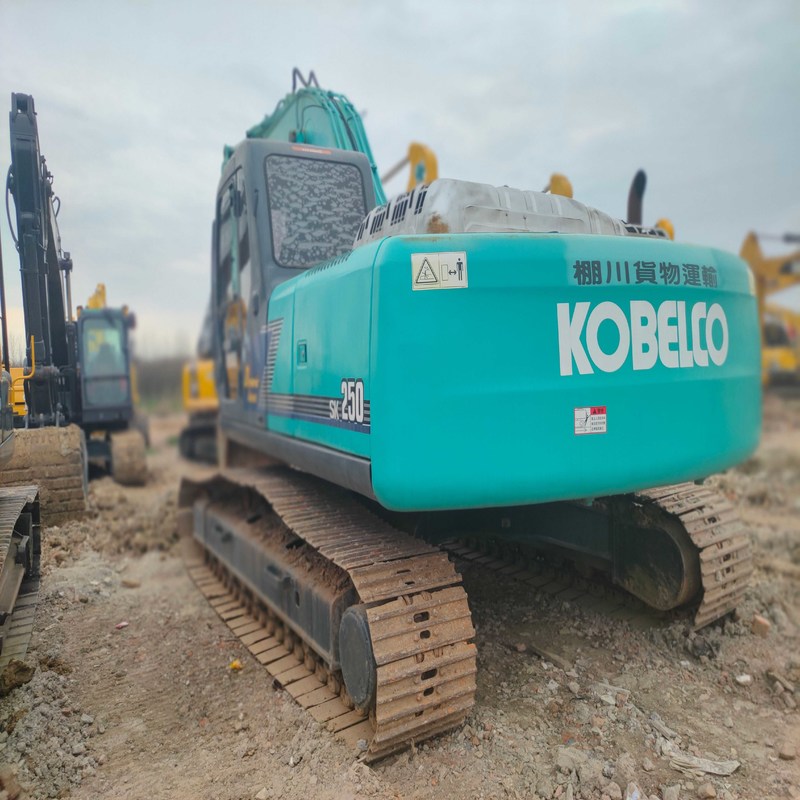 Χρησιμοποιούμενος Kobelco Digger SK250-8 μεταχειρισμένος εξορυκτής 25 τόνων μεσαίου τύπου 131kw