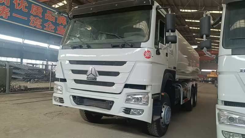 Sinotruk Howo 371 πετρελαϊκό φορτηγό δεξαμενόπλοιο 2000L 6x4 Δεύτερο χέρι για παράδοση καυσίμου