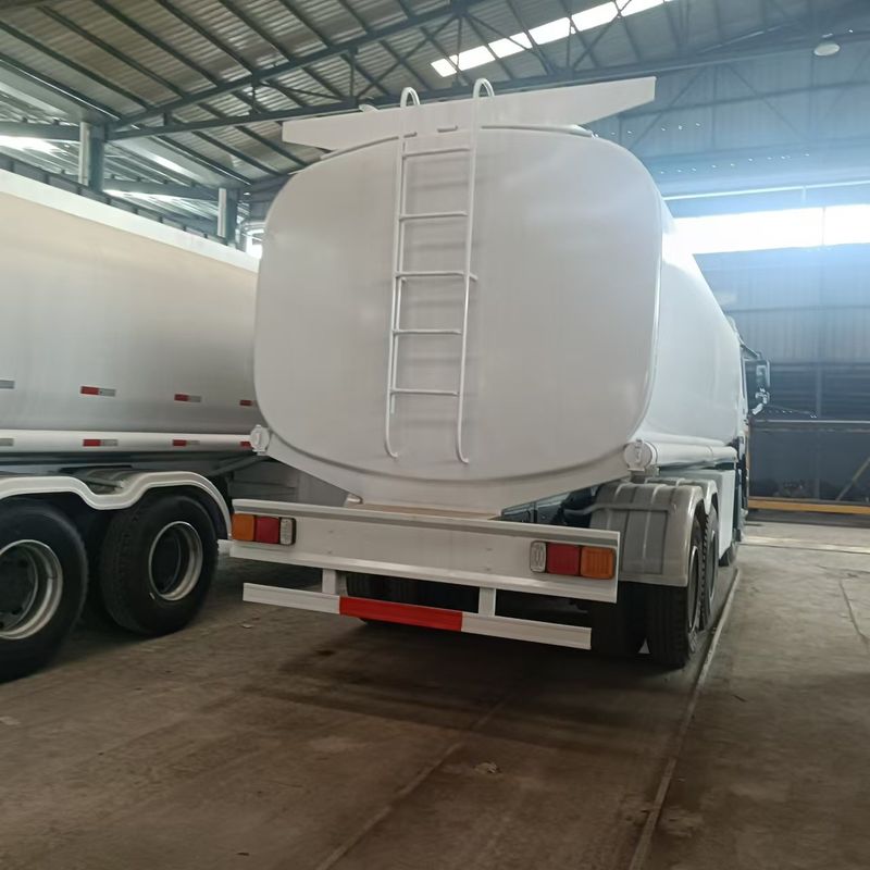 Sinotruk Howo 371 πετρελαϊκό φορτηγό δεξαμενόπλοιο 2000L 6x4 Δεύτερο χέρι για παράδοση καυσίμου