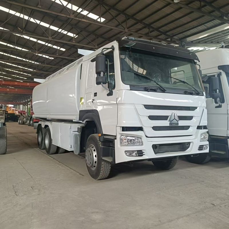 Sinotruk Howo 371 πετρελαϊκό φορτηγό δεξαμενόπλοιο 2000L 6x4 Δεύτερο χέρι για παράδοση καυσίμου