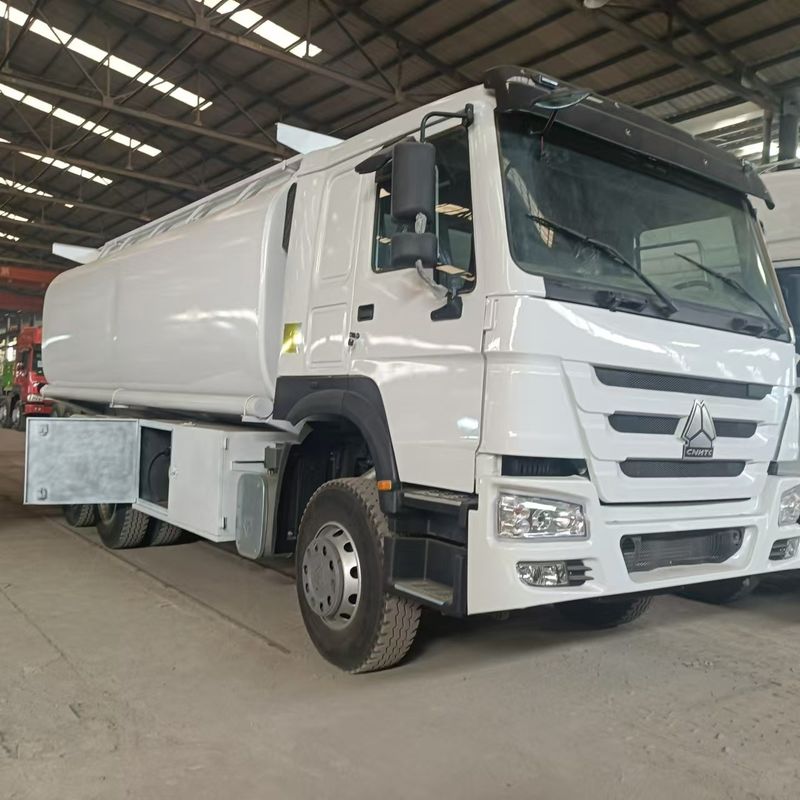 Sinotruk Howo 371 πετρελαϊκό φορτηγό δεξαμενόπλοιο 2000L 6x4 Δεύτερο χέρι για παράδοση καυσίμου